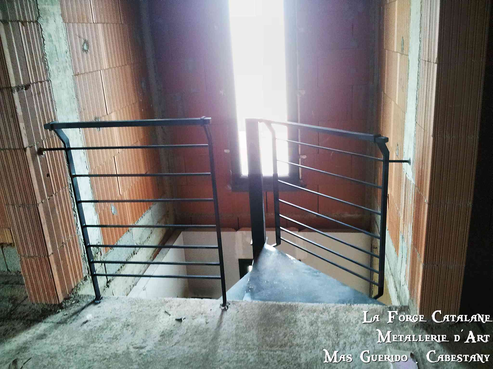 Garde corps 7 lisses horizontales carre main courante deporte forge catalane.jpg